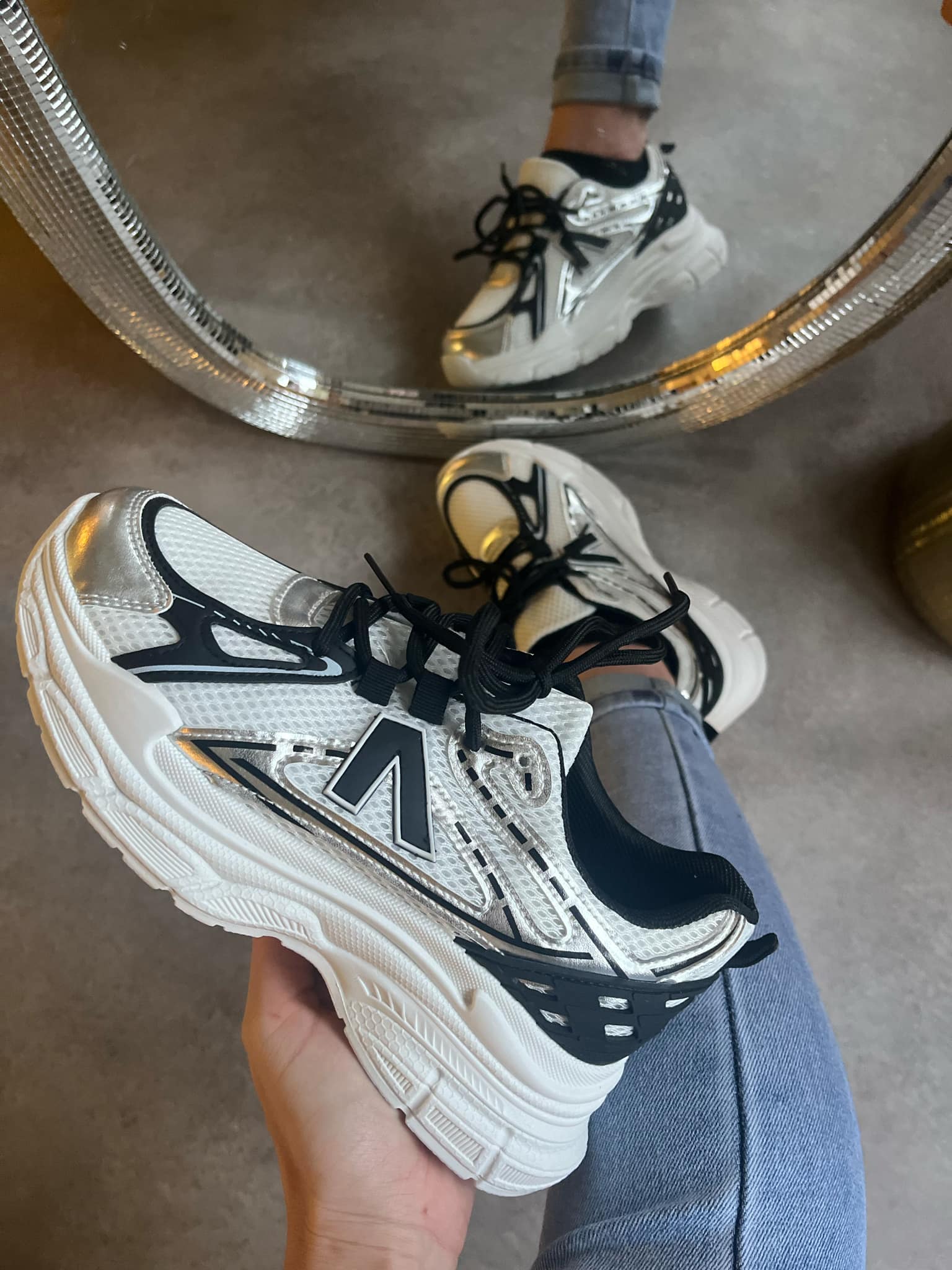 Zwarte dames sneaker Mirelle met witte accenten – trendy chunky sneaker